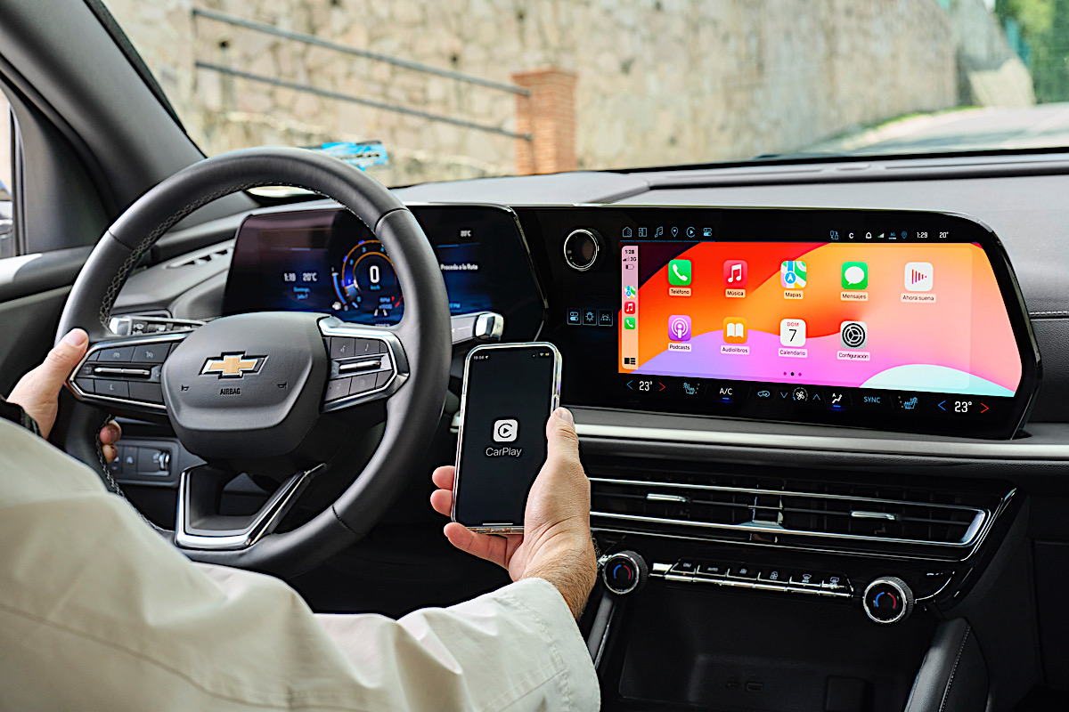 Traverse cluster apple car play