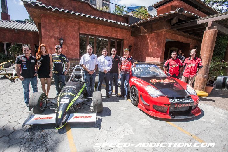 Pilotos y representantes del automovilismo nacional posaron para la foto.