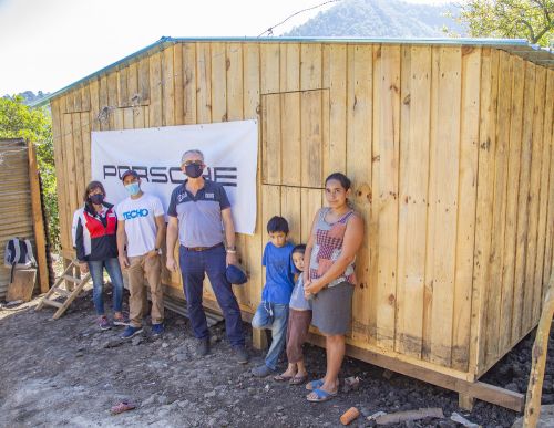 Porsche y Grupo Los Tres reafirman su alianza con TECHO para donar viviendas transicionales