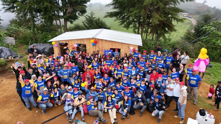 TECHO celebra la construcción de la casa número 6,000 en Guatemala.