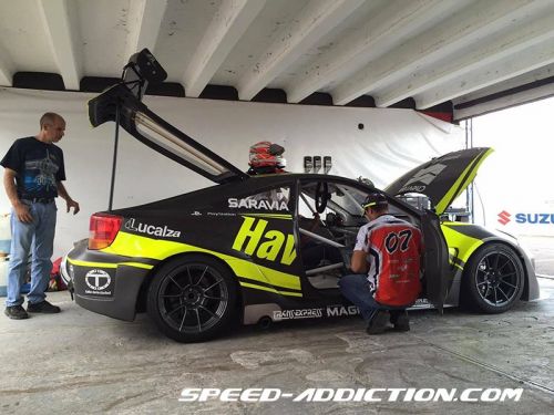 El auto de Fernando Saravia captado en los pits