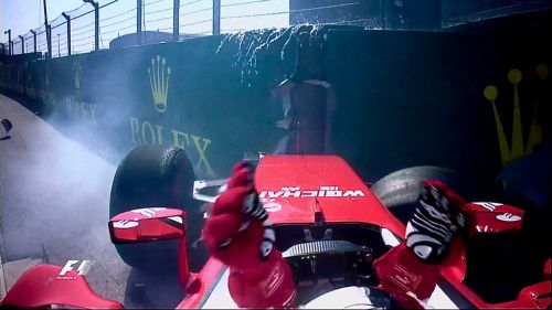 Vettel contra la valla después de ser chocado por el ruso Kvyat
