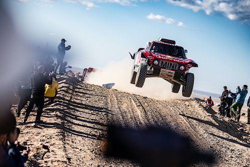 Carlos Sainz gana el Dakar por tercera vez y presenta a MINI su quinta victoria general.