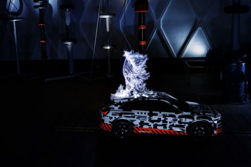 Ultra Alto Voltaje: el Audi e-tron prototype en una jaula de Faraday